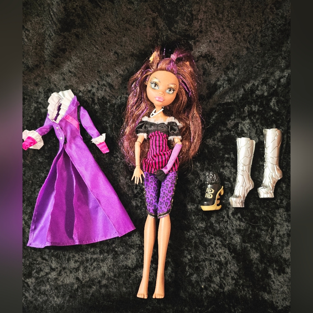 Monster High  Claudeen Wolf Doll with Outfits and Boots